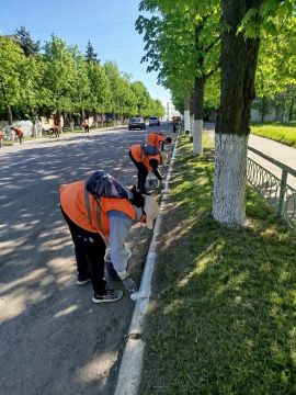 Коммунальщики Снежного продолжают благоустраивать территории общего пользования