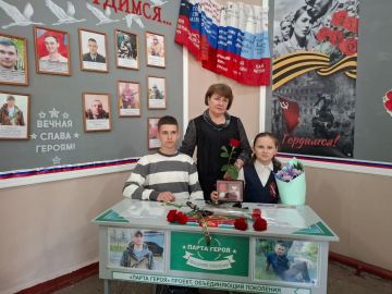 В снежнянской школе № 3 открыли «Парты Героя»