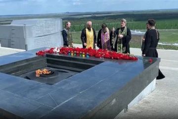 На «Саур-Могиле» в ДНР почтили память павших советских и современных героев