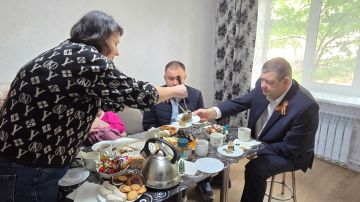 Иван Приходько: Губернатор шефа-региона Горловки – Кузбасса Илья Владимирович Середюк побывал в гостях у семьи Пигоревых, члены которой чудом уцелели во время варварского обстрела Центрально-Городского района Горловки со...