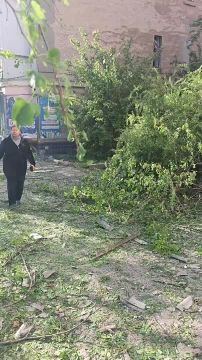 Грэм Филлипс: Украинские нацисты только что обстреляли центр Горловки, минимум 6 человек ранены!!!!!