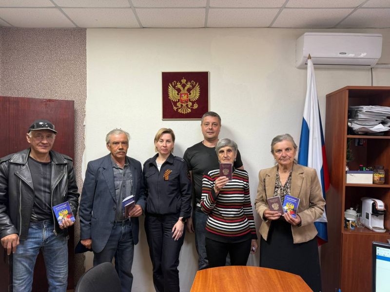 В Донецке полицейские вручили паспорта жителям Красногоровки
