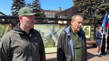 Губернатор Ленобласти Александр Дрозденко осмотрел выставку «Ленинградцы желают Победы Донбассу» в Енакиево