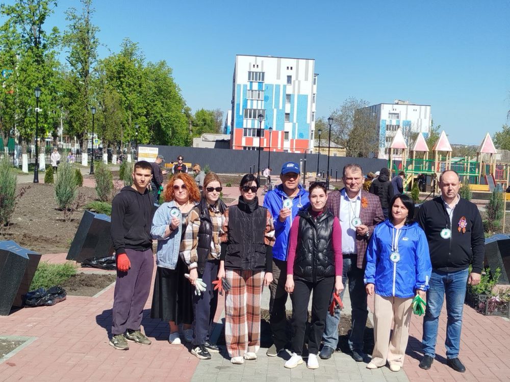 Председатель Волновахского муниципального совета Донецкой Народной Республики первого созыва, член партии &quot;Единая Россия&quot; Арсоев Таймураз Павлович совместно с главой Волновахского муниципального округа Донецкой Народной...