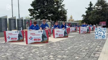 «Память мы проносим через века и передаем молодому поколению. Поэтому важно знать все самому, чтобы передать тем, кто будет жить после нас», – отметила Наталья Бурцева, депутат Народного Совета ДНР, после написания «Диктанта...