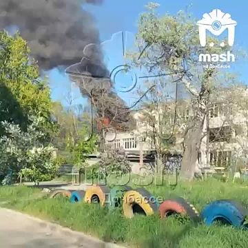 Горит 16-я школа в Мариуполе