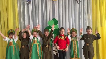 Александр Волошин: #гуманитарнаяпомощь. В детских садах «Светлячок» и «Теремок» (Амвросиевский район) теперь будут звучать народные песни и проводиться настоящие русские праздники! Глава администрации Амвросиевского района...