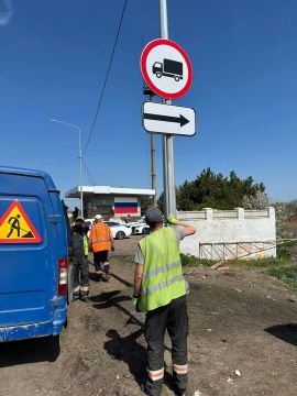 В Амвросиевке идёт активная работа по установке дорожных знаков!
