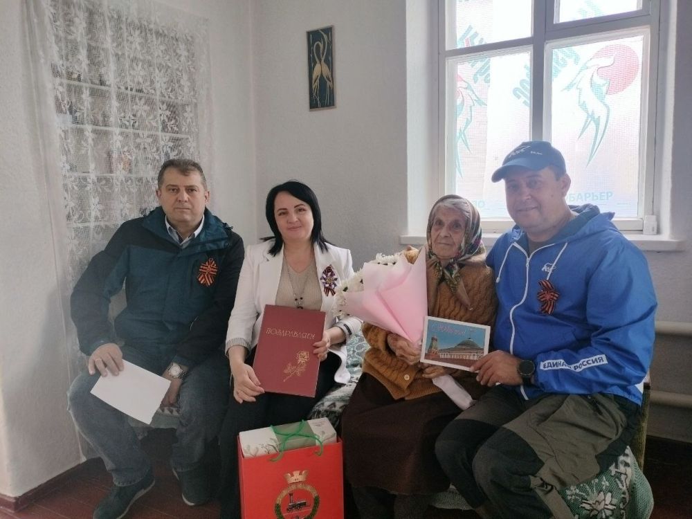 Константин Зинченко: Поздравил с юбилеем замечательную жительницу нашего города — Екатерину Антоновну Макаренко, которая отметила свой 95-й день рождения