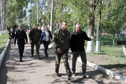 Губернатор Сахалинской области осмотрел объекты восстановления в Шахтерске ДНР