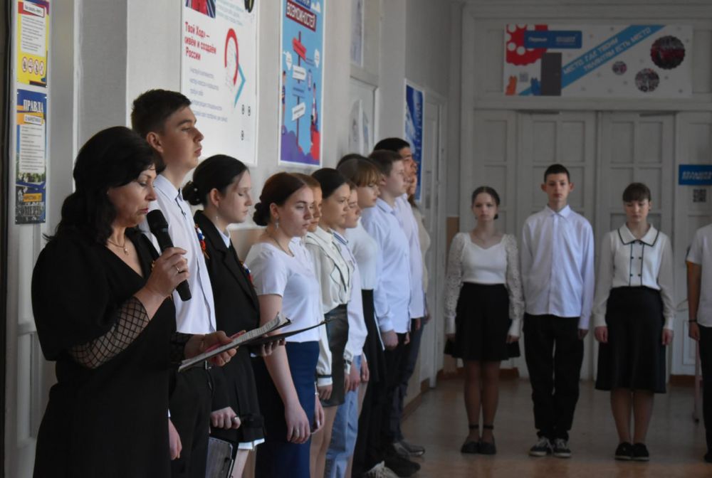 Игорь Лызов: Вместе с управляющим делами администрации Еленой Фисенко и начальником Василевского теротдела Ириной Щуровой принял участие в торжественном открытии «Парты Героя» в Ульяновской школе