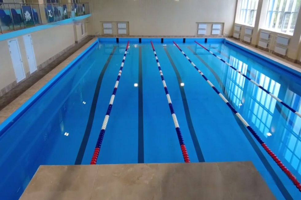 В Дебальцево открыт восстановленный бассейн «Локомотив»