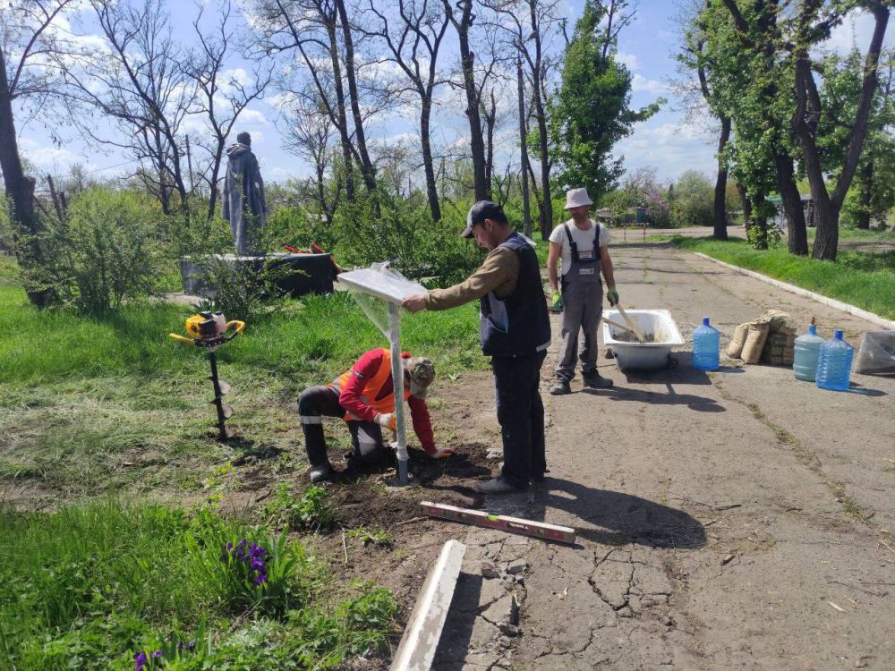 По поручению Главы Республики Пушилина Д.В., при поддержке ВРИП главы Ясиноватского муниципального округа Пеняева А.М. проводятся работы по благоустройству памятных мест в г. Авдеевке