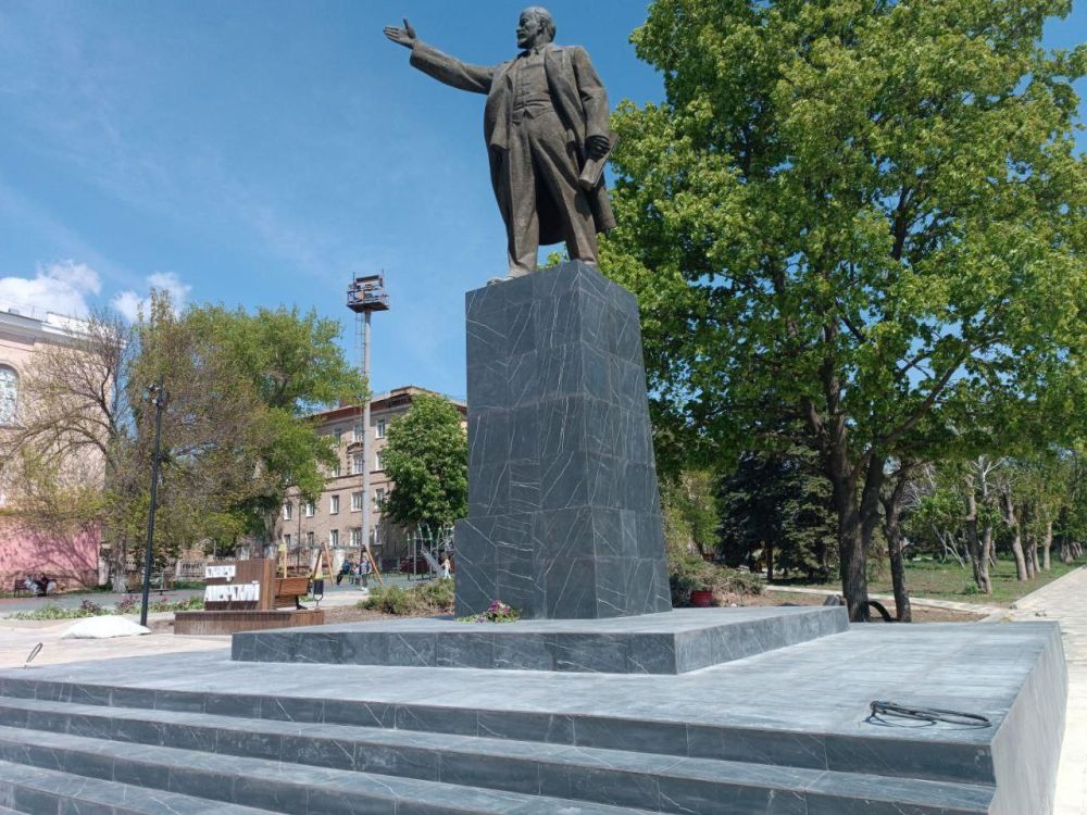 Амурчане отремонтировали памятник Ленину в Амвросиевке