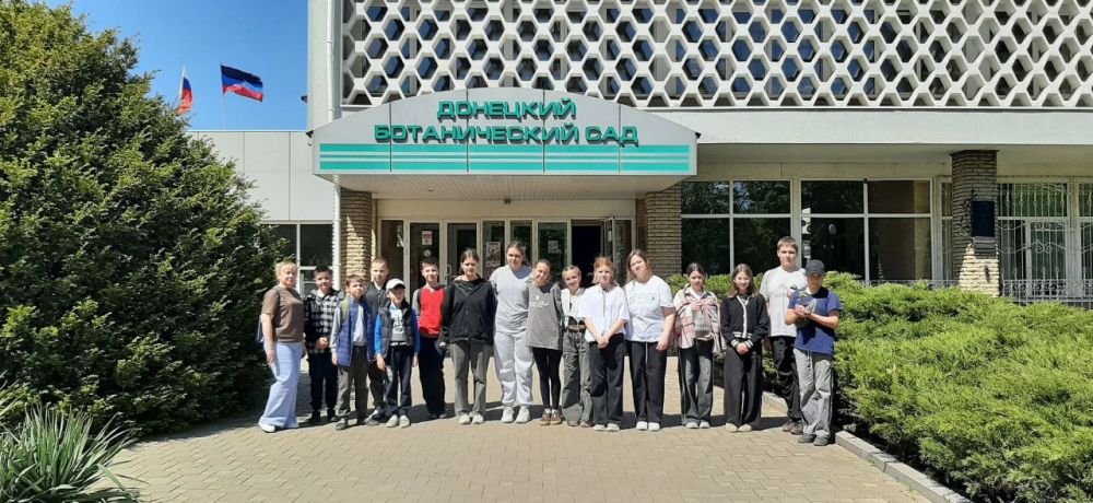 Ребятам Ждановки провели экскурсию по ботаническому саду