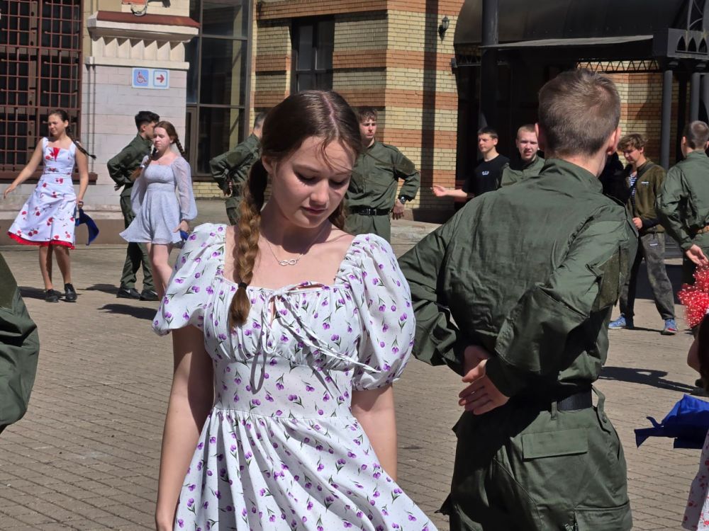 4 ��� � ������ ���������� ������ ����� ������, ������������ � �������������� ���� � 80-����� ������ � ������� ������������� �����