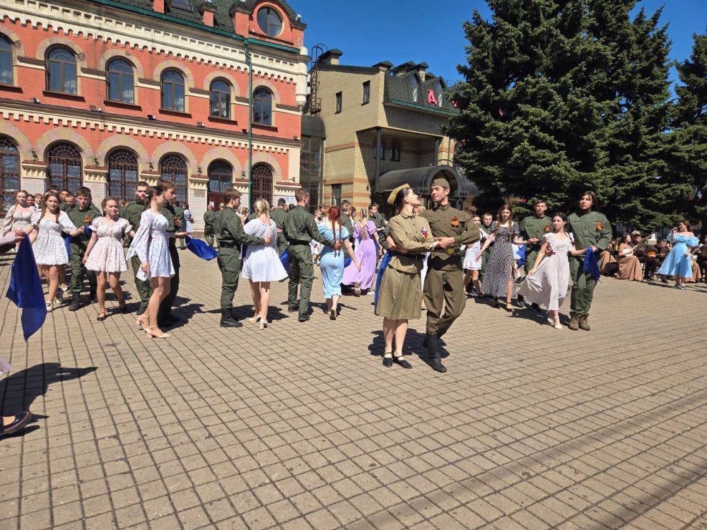 ������ ��������: 4 ��� � ������ ���������� ������ ����� ������, ������������ � �������������� ���� � 80-����� ������ � ������� ������������� �����