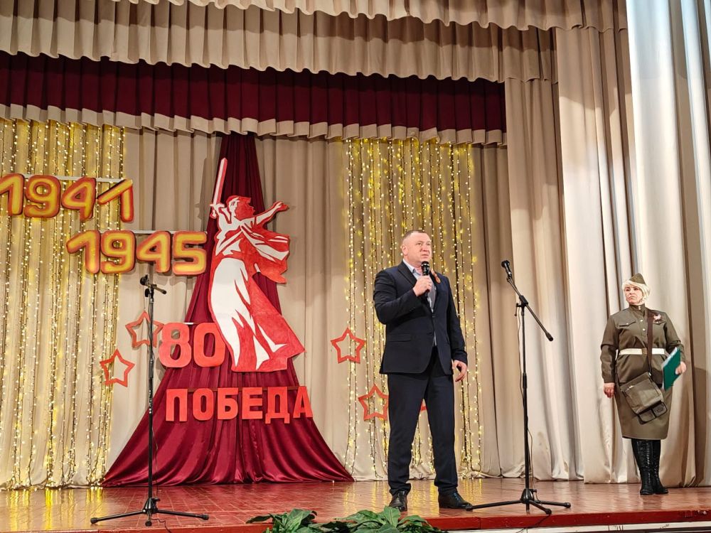 В Снежном отметили 80-летие Победы торжественным концертом