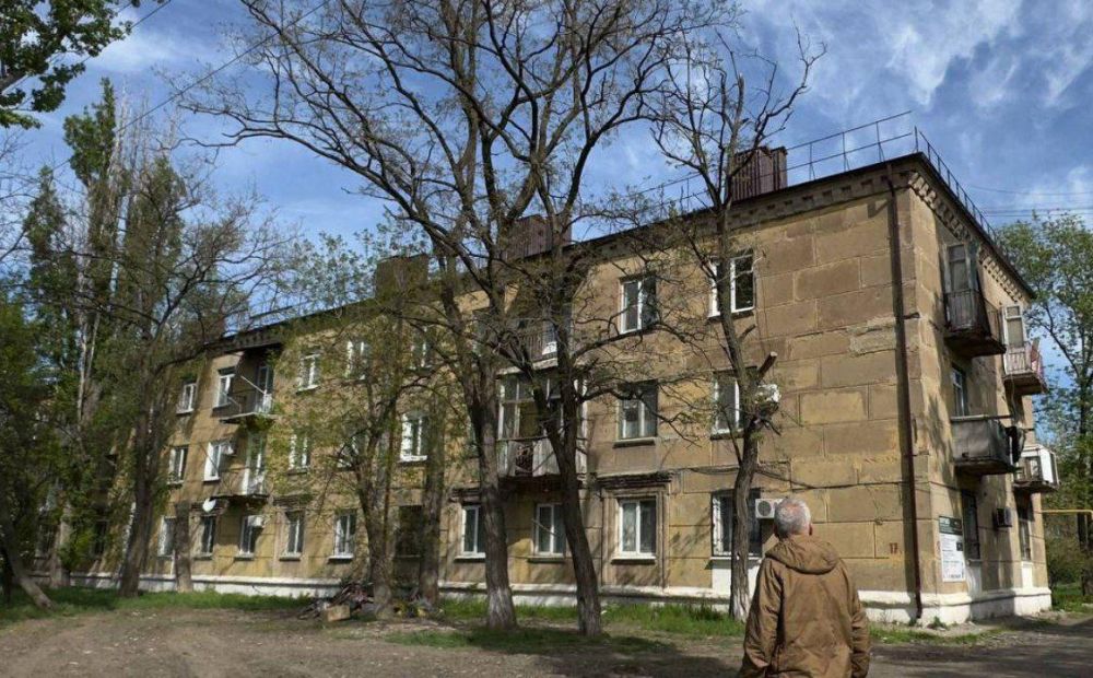 Руководитель рабочей группы Магадана проверил ход кровельных работ в Ждановке