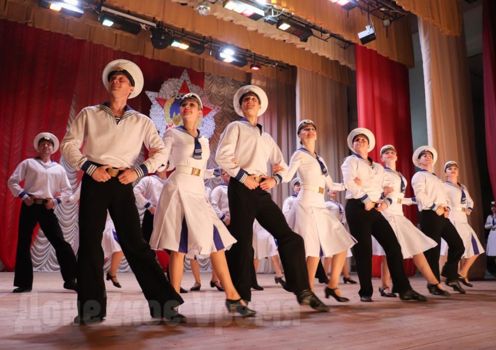 Остались два концерта: ансамбль "Донбасс" завершает гастроли ко Дню Победы и Дню Республики