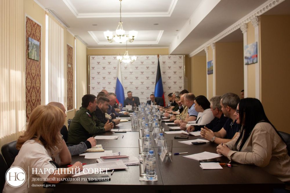 Константин Кузьмин: Сегодня провел очередное совещание с членами Президиума Народного Совета ДНР и председателями комитетов
