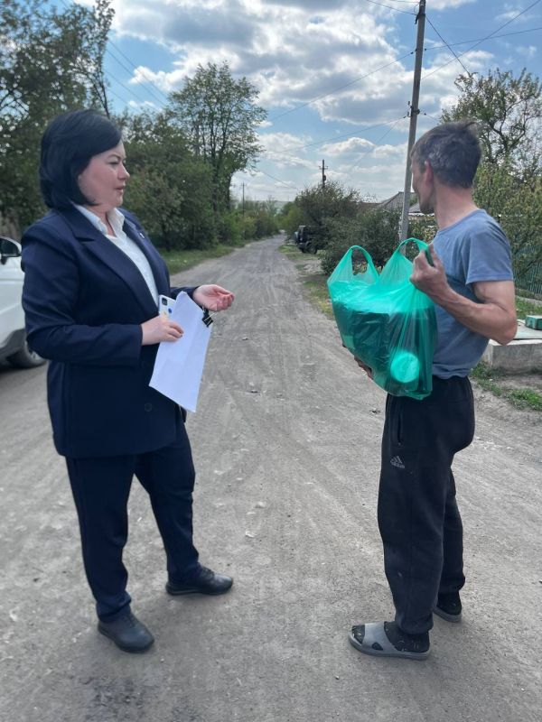 Сегодня, 5 мая, заместитель главы Администрации г.о. Харцызска Виктория Рогожина провела встречу с жителями города Зугрэса по улице Садовая