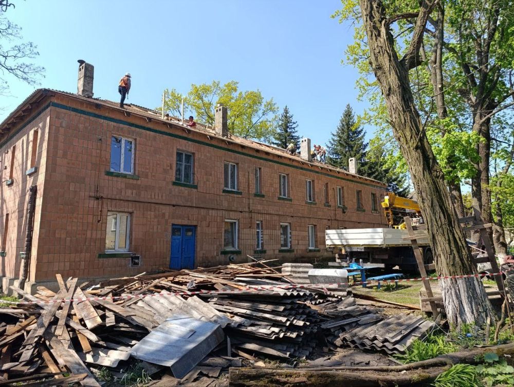 Игорь Лызов: Бригада из ЕАО восстановила кровлю жилого дома в пос