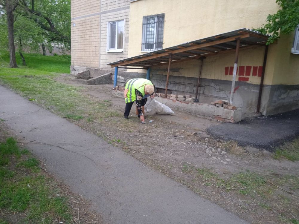 Силами коммунальных предприятий были проделаны работы по наведению чистоты и порядка на территории г. Моспино: