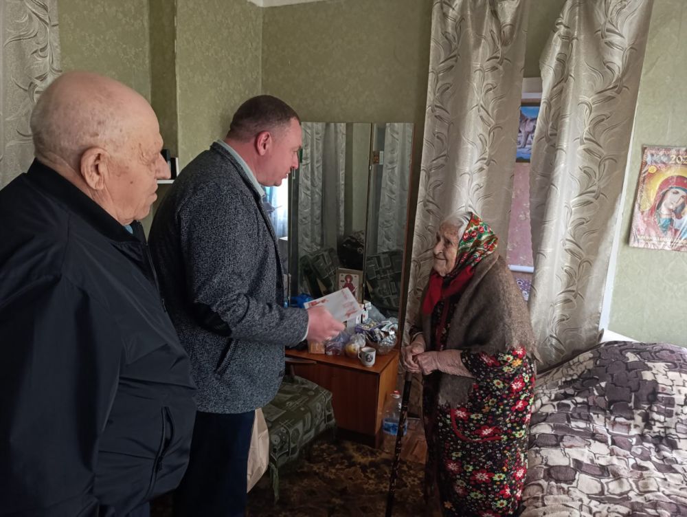 В Снежном поздравили ветеранов