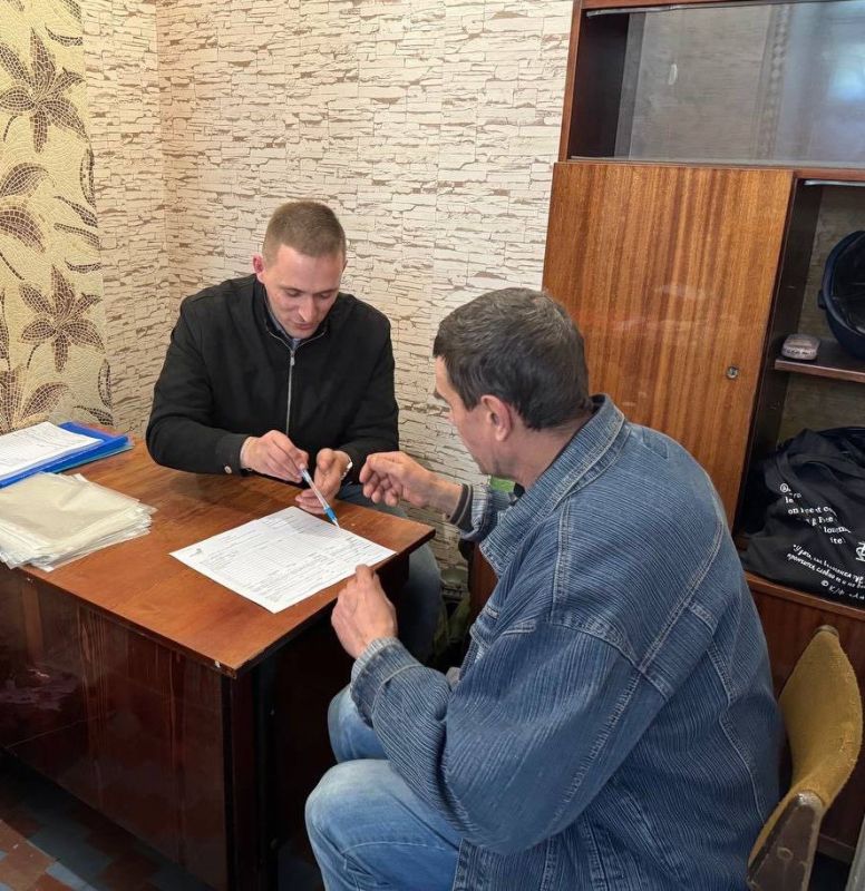 #ПриёмГраждан. Специалисты МФЦ в Селидово: помощь гражданам в получении документов! 5 мая 2025 года сотрудники центра &quot;Мои документы&quot;осуществили выездное обслуживание граждан в г. Селидово