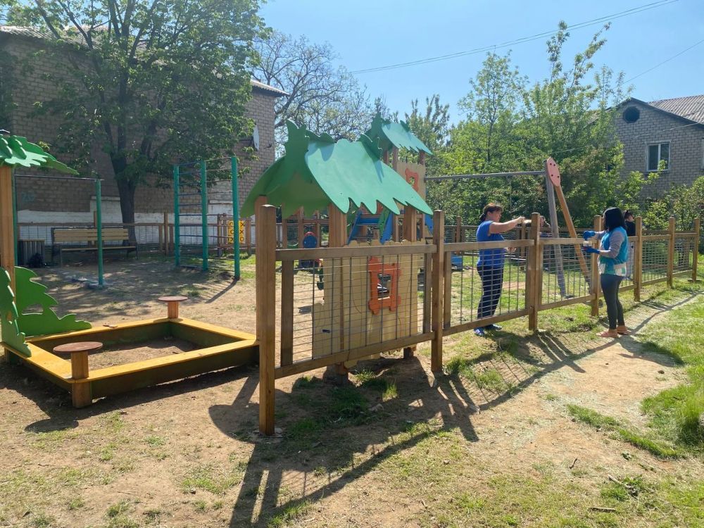 Жители города Ждановка присоединились к благоустройству своих придомовых территорий