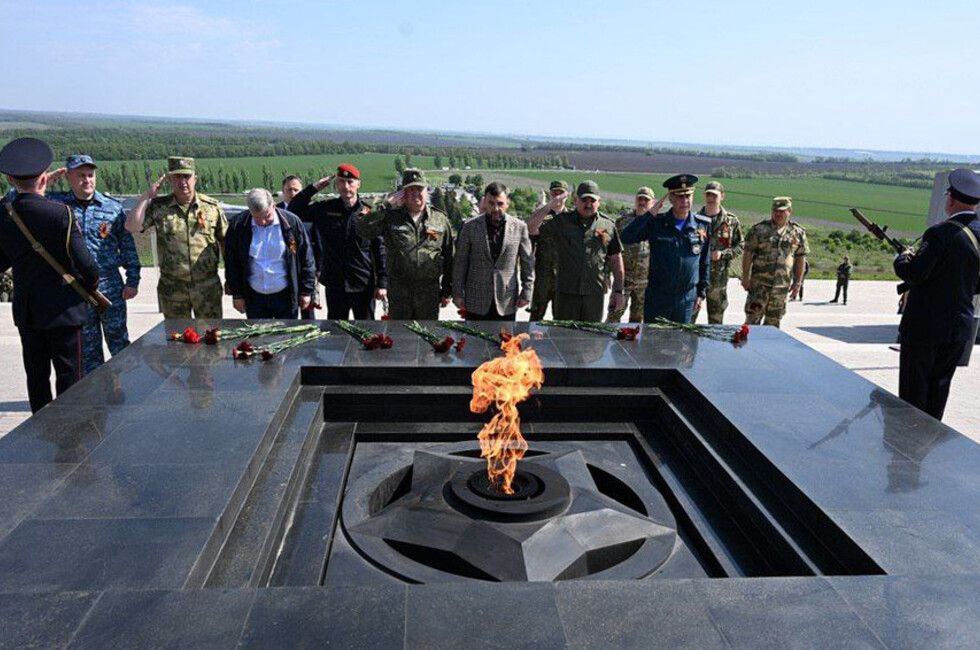Пушилин почтил память павших защитников у Вечного огня на Саур-Могиле