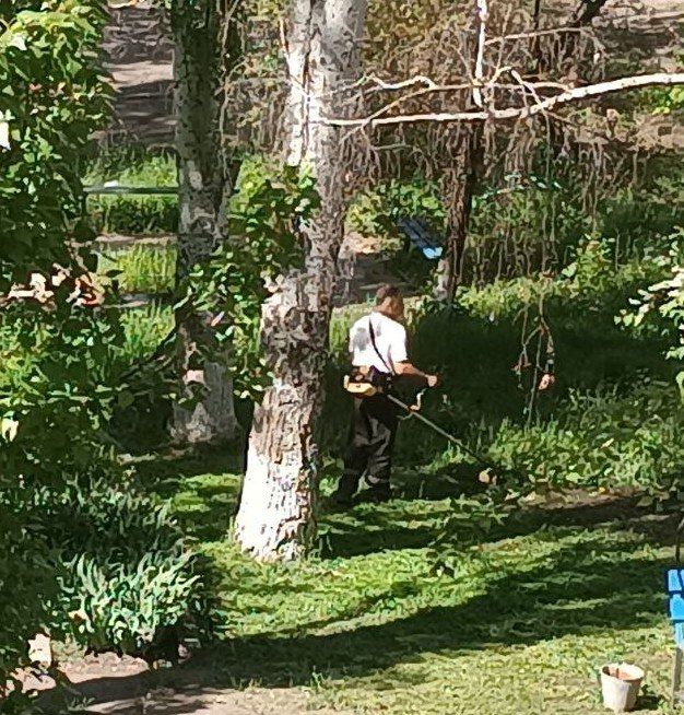 Активные жители города Ждановка благоустраивают придомовую территорию