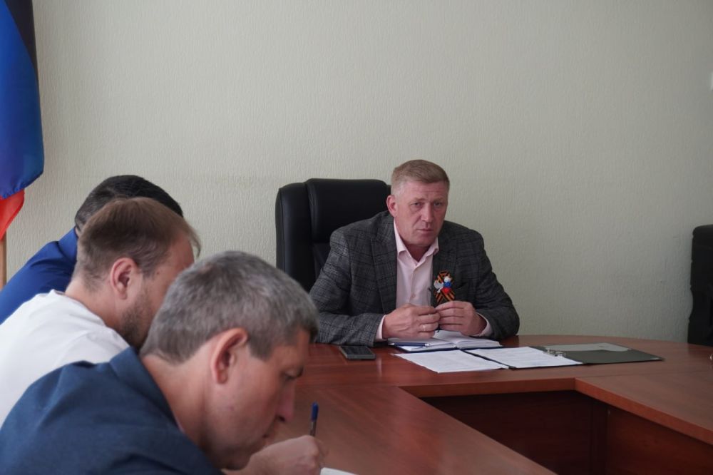 Сергей Юзвинкевич: Сегодня провёл расширенное аппаратное совещание с начальниками отделов и структурных подразделений Администрации Володарского МО, руководителями предприятий, территориальных подразделений министерств и...