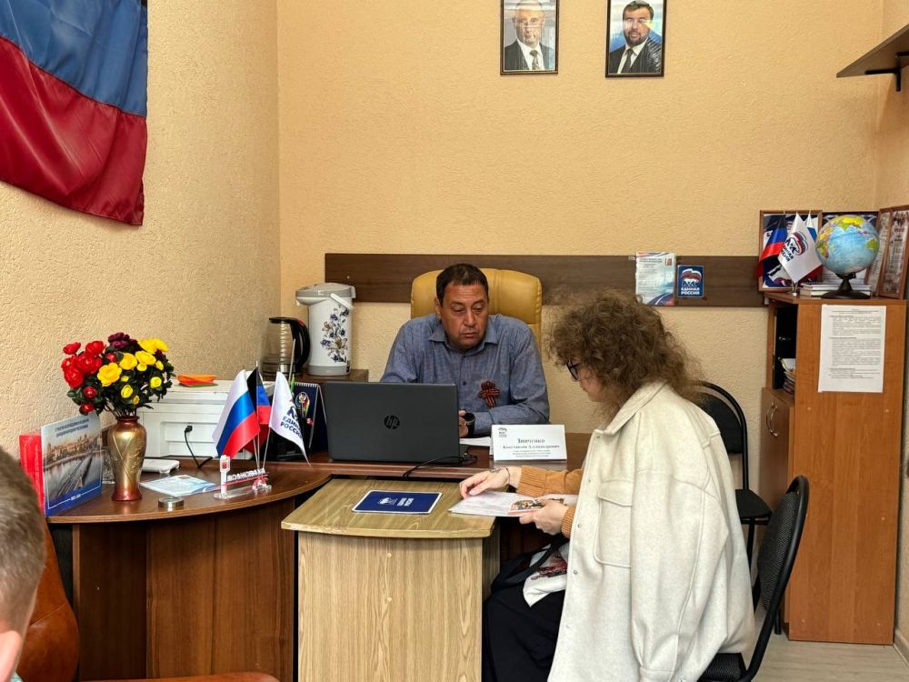 Константин Зинченко: На связи с гражданами. Сегодня провел прием граждан в Волновахском отделении общественной приемной «Единой России» совместно с представителями профильных управлений и отделов администрации