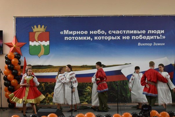 Игорь Лызов: В преддверие 80-летия Великой Победы в администрации Амвросиевского округа состоялось Публицистическое представление «Победный май», организованное педагогами и воспитанниками Амвросиевской детской школы искусств