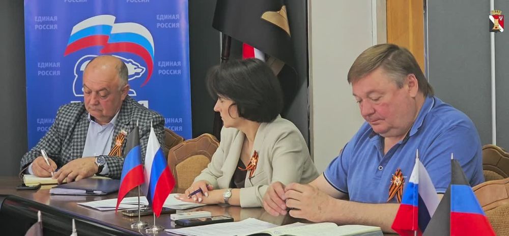 Игорь Мартынов: Сегодня провел еженедельное аппаратное совещание, собрав руководителей всех подведомственных учреждений и представителей ключевых структурных подразделений администрации