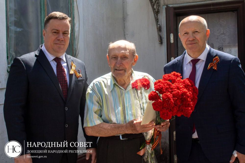 Константин Кузьмин поздравил ветерана-блокадника с наступающим Днем Победы