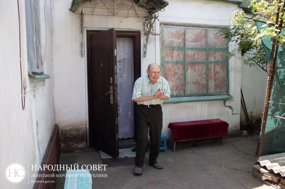 Председатель Народного Совета ДНР Константин Кузьмин поздравил ветерана-блокадника Осипова Валерия Владимировича с наступающим Днем Победы