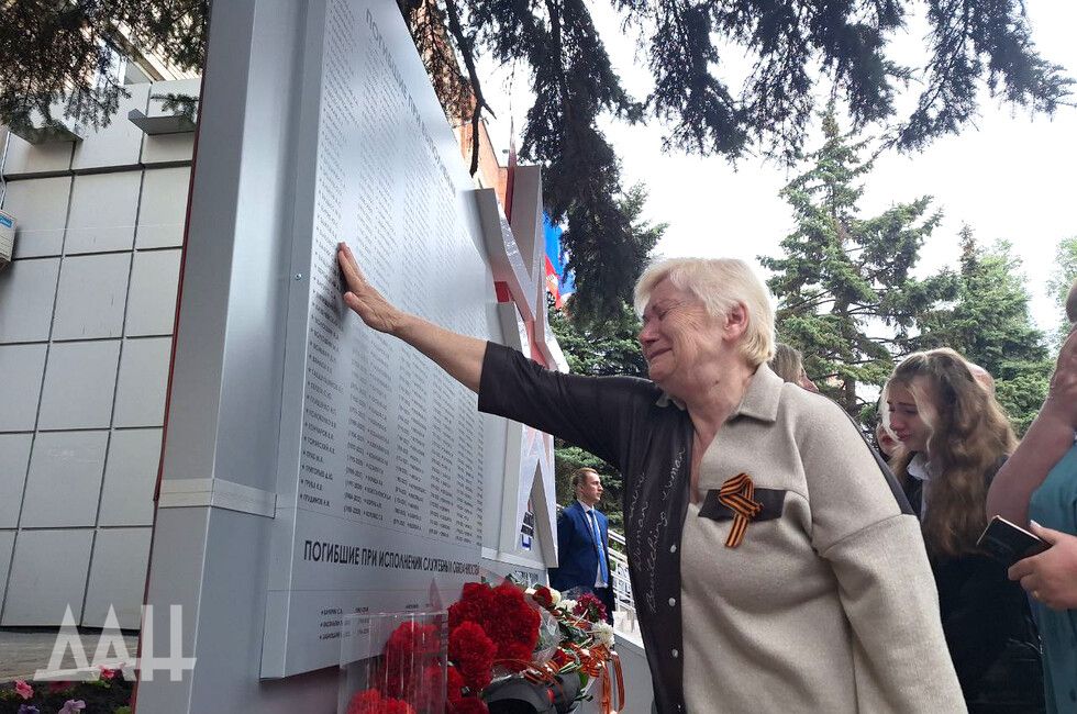 Стелу погибшим при обстрелах и на фронте тепловикам открыли в Донецке