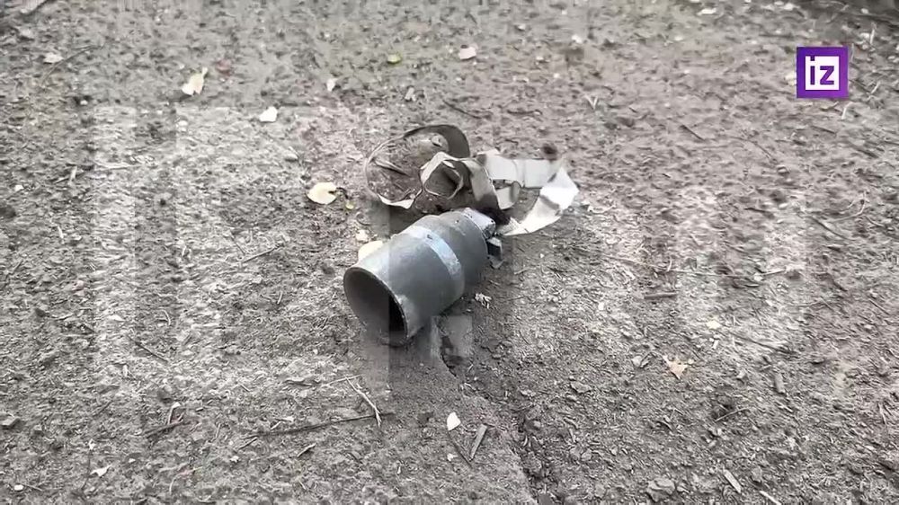 Последствия обстрела украинскими боевиками Петровского района Донецка показал корреспондент "Известий" Евгений Быковский