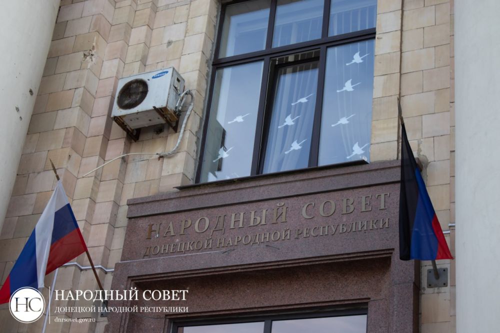 Константин Кузьмин: Окна здания нашего парламента украсили белые журавли, а стены – яркие рисунки, посвященные Великой Победе