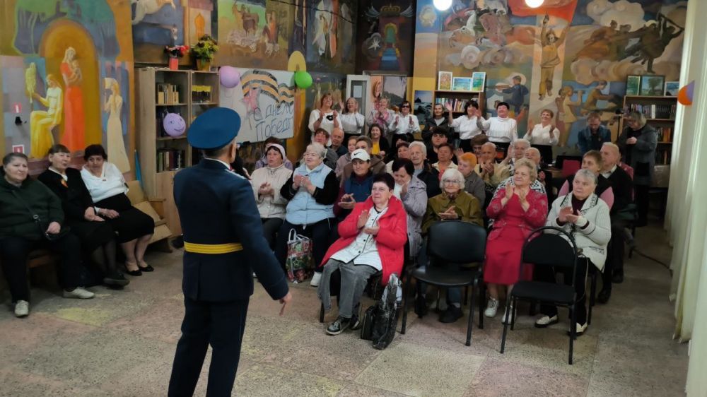 Сегодня 8 мая, в преддверии 80-летия Великой Победы, в Светлодарском территориальном центре состоялся праздничный концерт