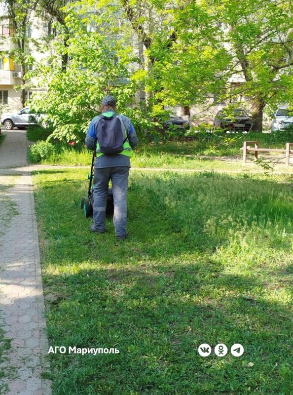 «Мариупольжилкомплекс» провел уборку дворов в разных районах