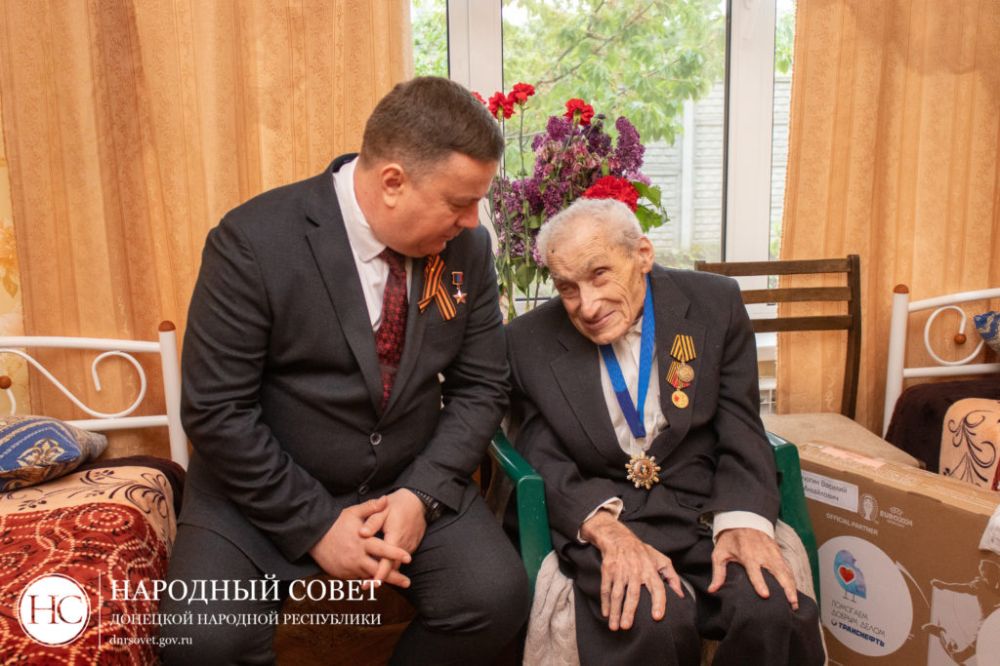 Константин Кузьмин поздравил ветеранов Великой Отечественной войны и жителей блокадного Ленинграда с наступающим Днем Победы