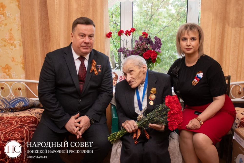 Председатель Народного Совета ДНР Константин Кузьмин по поручению Главы ДНР Дениса Пушилина навестил ветерана Великой Отечественной войны