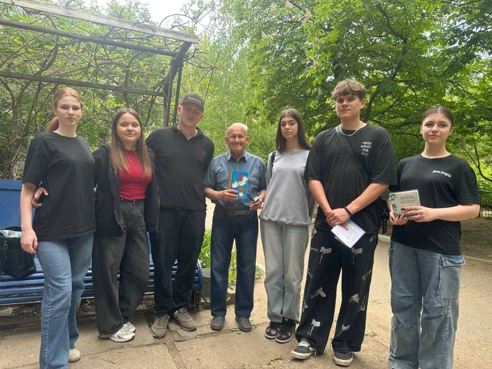 Сергей Желновач: В преддверии 80–й годовщины со Дня Победы, которая отмечается 9 мая, учащиеся ГБОУ «Светлодарский УВК г. о. Дебальцево» организовали поздравительный поход к ветеранам и их родным