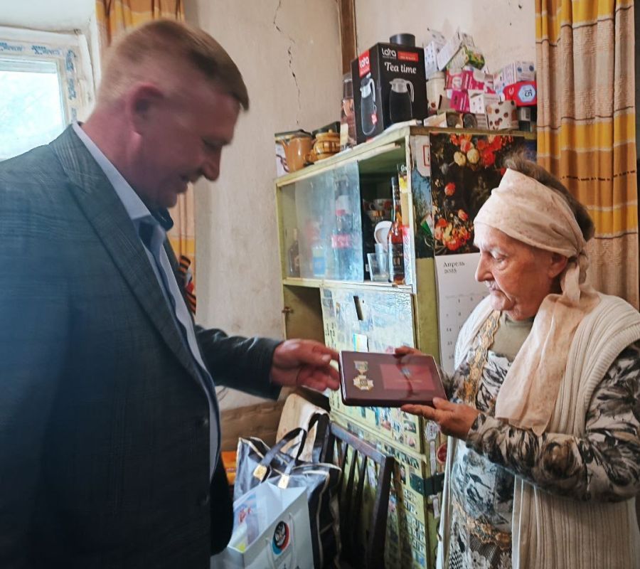 Сергей Юзвинкевич: В преддверии 80-летия Великой Победы двум ветеранам Великой Отечественной войны - Ляшенко Николаю Степановичу и Самойленко Марии Ефимовне присвоили звание &quot;Почетный гражданин Володарского муниципального...