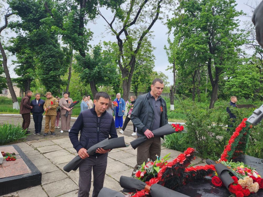 Денис Машков: Сегодня вместе с коллегами - депутатами Народного Совета ДНР, в преддверии праздника Великой Победы, посетили город Авдееевка и почтили память участников Великой Отечественной войны и Специальной военной...