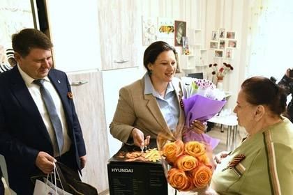 Глава Макеевки поздравил жительницу блокадного Ленинграда с наступающим 9 Мая
